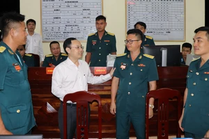 Phó Bí thư Thành ủy TPHCM Nguyễn Văn Hiếu thăm, chúc mừng năm mới các đơn vị trực tết