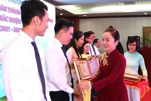 Phó Giám đốc Sở Nội vụ, Trưởng Ban Thi đua khen thưởng TPHCM Ngô Thị Hoàng Các trao bằng khen đến tập thể, cá nhân