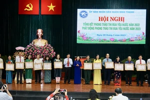 Chủ tịch HĐND TPHCM Nguyễn Thị Lệ trao Bằng khen cho các cá nhân, tập thể trên địa bàn quận Bình Thạnh. Ảnh: HOÀNG HÙNG