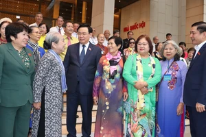 Chủ tịch Quốc hội Vương Đình Huệ thăm hỏi các cựu tù chính trị và tù binh TPHCM tại buổi gặp mặt