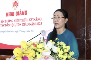 Đồng chí Nguyễn Thị Bạch Mai, Phó Trưởng Ban Thường trực Ban Dân vận Thành ủy TPHCM phát biểu khai giảng khóa học