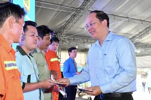 Phó Bí thư Thành ủy TPHCM Nguyễn Hồ Hải tặng quà công nhân khó khăn. Ảnh: VIỆT DŨNG