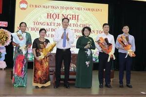 Đồng chí Tô Thị Bích Châu và đồng chí Nguyễn Thành Trung tặng hoa biểu dương các tập thể, cá nhân có cách làm hay trong tổ chức Ngày hội đại đoàn kết toàn dân tộc