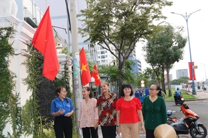 Người dân và đoàn viên phường 2, quận 4 đi bên "Đường cờ Tổ quốc" trên đường Bến Vân Đồn 