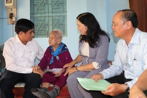 Phó Trưởng Ban Dân vận Thành ủy TPHCM thăm hỏi sức khỏe Mẹ Việt Nam anh hùng Thiều Thị Xuyến, xã Tân Kiên năm nay 103 tuổi.