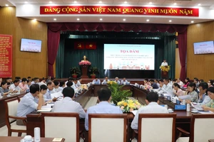 Các đại biểu tham gia buổi tọa đàm do UBND quận Phú Nhuận tổ chức