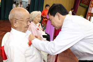 Quận Phú Nhuận: 69 đảng viên nhận Huy hiệu Đảng đợt 19-5
