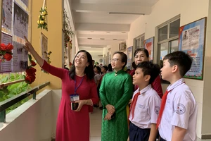 Thầy trò Trường Tiểu học Cao Bá Quát tham quan Không gian Văn hóa Hồ Chí Minh vừa đưa vào hoạt động