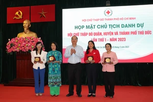Phó Bí thư Thành ủy TPHCM Nguyễn Hồ Hải trao biểu trưng lưu niệm đến các đồng chí dự buổi họp mặt