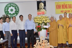 Phó Bí thư Thành ủy TPHCM Nguyễn Hồ Hải thăm, chúc mừng Đại lễ Phật Đản tại Văn phòng 2 Trung ương Giáo hội Phật giáo Việt Nam tại TPHCM. Ảnh: CAO THĂNG
