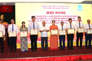 Phó Trưởng Ban Tổ chức Thành ủy TPHCM Võ Văn Tân chúc mừng các tập thể có thành tích xuất sắc trong học và làm theo Bác
