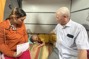  Chủ tịch Hội Bảo trợ bệnh nhân nghèo TPHCM Trần Thành Long thăm hỏi, tặng quà trẻ mắc ung thư