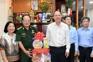 Phó Bí thư Thành ủy TPHCM Nguyễn Hồ Hải thăm thương binh Lâm Văn Vô. Ảnh: VIỆT DŨNG