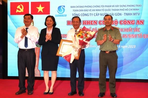 Phó Giám đốc Công an TPHCM Lê Quang Đạo trao Bằng khen của Bộ Công an đến tập thể Tổng Công ty Cấp nước Sài Gòn