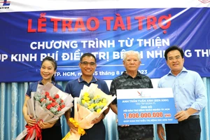 Ông Trần Thành Long, Chủ Tịch Hội Bảo trợ bệnh nhân nghèo TPHCM tiếp nhận 1 tỷ đồng hỗ trợ chương trình "Hỗ trợ bệnh nhi ung thư"