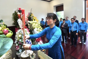Chủ tịch LĐLĐ TPHCM Trần Thị Diệu Thúy cùng đoàn dâng hương tưởng niệm Chủ tịch Hồ Chí Minh tại Bảo tàng Hồ Chí Minh – Chi nhánh TPHCM. Ảnh: HOÀNG HÙNG