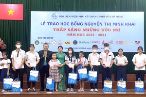 Chủ tịch Hội LHPN TPHCM Nguyễn Trần Phượng Trân trao học bổng Nguyễn Thị Minh Khai đến các em học sinh hoàn cảnh khó khăn, học tốt