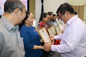 Phó Chủ tịch Ủy ban MTTQ Việt Nam TPHCM Ngô Thanh Sơn trao bằng khen đến các tập thể tiêu biểu tham gia cuộc thi