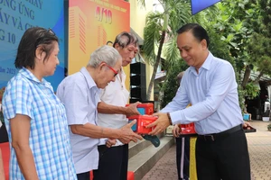 Chủ tịch UBND quận Phú Nhuận Nguyễn Đông Tùng tặng bình chữa cháy đến người dân