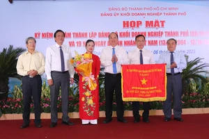 Phó Bí thư Thành ủy TPHCM Nguyễn Hồ Hải trao cờ truyền thống của UBND TPHCM đến Đảng ủy Khối Doanh nghiệp TPHCM