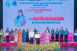 Phó Bí thư Thành ủy TPHCM Nguyễn Hồ Hải tuyên dương gương người con hiếu thảo năm 2023. Ảnh: CLB Nhiếp ảnh trẻ TPHCM
