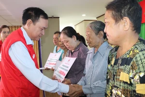 Chủ tịch Hội Chữ thập đỏ TPHCM Trần Trường Sơn trao hỗ trợ và động viên người mắc bệnh hiểm nghèo