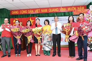Đồng chí Bùi Thị Hòa và đồng chí Nguyễn Phước Lộc tặng hoa chúc mừng ra mắt điểm hiến máu cố định tại số 466 Nguyễn Thị Minh Khai (quận 3). Ảnh: VIỆT DŨNG