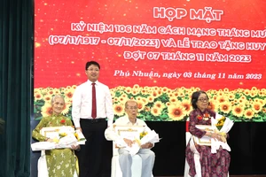 Bí thư Quận ủy quận Phú Nhuận Phạm Hồng Sơn trao Huy hiệu 75 năm tuổi Đảng đến các đảng viên