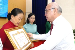 Trưởng Ban Tuyên giáo Thành ủy TPHCM Phan Nguyễn Như Khuê trao Huy hiệu 55 tuổi Đảng đến đảng viên tại quận 8