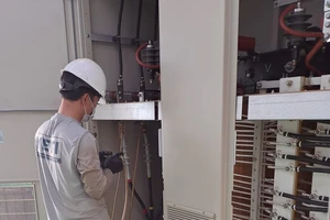 Công nhân Nhà máy nước BOO Thủ Đức kiểm tra hệ thống tủ điện trung thế và hạ thế 