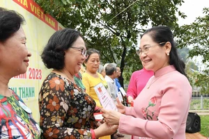 Đồng chí Nguyễn Thị Lệ, Phó Bí thư Thành ủy, Chủ tịch HĐND TPHCM biểu dương gương "Người tốt - Việc tốt" tại khu phố 3. Ảnh: VIỆT DŨNG