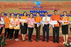 Chủ tịch Ủy ban MTTQ Việt Nam TPHCM Trần Kim Yến cùng các đại biểu tham gia lễ phát động