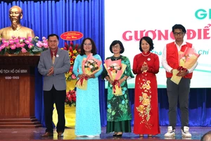 Chủ tịch Trung ương Hội Chữ thập đỏ Việt Nam Bùi Thị Hòa tặng hoa cảm ơn các tập thể, cá nhân tiêu biểu đóng góp cho phong trào Chữ thập đỏ tại TPHCM