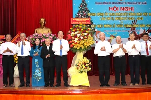 Phó Bí thư Thành ủy TPHCM Nguyễn Hồ Hải tặng hoa của Thành ủy, HĐND, UBND, Ủy ban MTTQ Việt Nam TPHCM chúc mừng Giáng sinh năm 2023