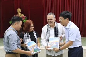 Chủ tịch UBND quận 8 Trần Thanh Tùng trao quà kỷ niệm đến các đại biểu đoàn y tế công cộng Cuba