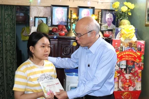 Trưởng Ban Tuyên giáo Thành ủy TPHCM Phan Nguyễn Như Khuê thăm, động viên em Trần Khâm Nhi 