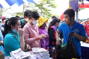 Công nhân mua sắm tết tại chương trình “Ngày hội nghĩa tình – Tết đoàn viên” do Công đoàn các KCX-CN TPHCM tổ chức