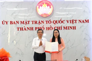 Phó Bí thư Thành ủy, Trưởng Ban Tổ chức Thành ủy TPHCM Nguyễn Phước Lộc trao quyết định cho đồng chí Nguyễn Thị Kim Thúy