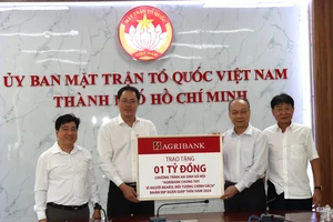Phó Chủ tịch Thường trực Ủy ban MTTQ Việt Nam TPHCM Nguyễn Thành Trung tiếp nhận ủng hộ 1 tỷ đồng từ đại diện Agribank