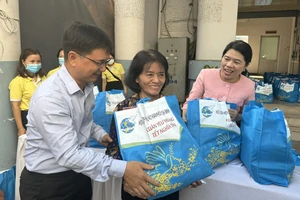 Trưởng ban Dân vận Thành ủy TPHCM Nguyễn Mạnh Cường trao quà phụ nữ khó khăn dịp tết