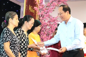 Phó Bí thư Thường trực Thành ủy TPHCM Nguyễn Hồ Hải trao quà tết đến người khuyết tật tham gia chương trình Cây mùa xuân