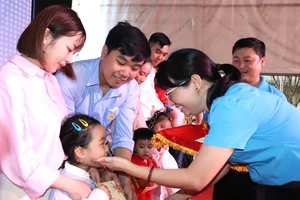 Chủ tịch Liên đoàn Lao động TPHCM Trần Thị Diệu Thúy tặng quà và chúc tết gia đình công nhân tham gia chương trình "Tết sum vầy"