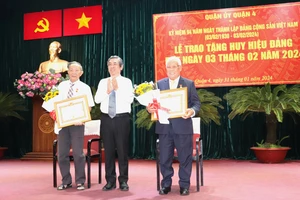 Phó Bí thư Thành ủy, Trưởng Ban Tổ chức Thành ủy TPHCM Nguyễn Phước Lộc chúc mừng các đảng viên nhận Huy hiệu 65 năm tuổi Đảng tại quận 4