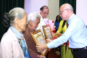 Trưởng Ban Tuyên Giáo Thành ủy TPHCM Phan Nguyễn Như Khuê trao Huy hiệu 55 năm tuổi Đảng đến các đảng viên tại quận 8