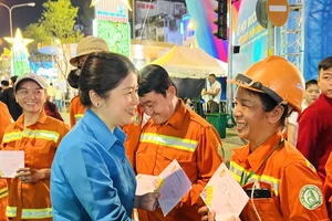 Chủ tịch LĐLĐ quận 1 Trương Thị Minh Dung tặng quà, chúc mừng năm mới công nhân vệ sinh trực làm nhiệm vụ đêm 30 tết tại đường hoa Nguyễn Huệ