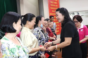 Phó Trưởng Ban Thường trực Ban Dân vận Thành ủy TPHCM Nguyễn Thị Bạch Mai trao quà chăm lo phụ nữ người Việt gốc Hoa tại buổi họp mặt