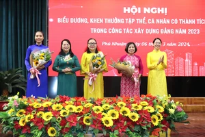 Đồng chí Trần Kim Yến và đồng chí Phan Thị Thanh Phương biểu dương các điển hình tiêu biểu trong công tác Xây dựng Đảng năm 2023