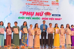 Phó Chủ tịch LĐLĐ TPHCM Phùng Thái Quang và Chủ tịch Công đoàn Viên chức TPHCM Lương Tuấn Anh tuyên dương gương “Giỏi việc nước - Đảm việc nhà” năm 2023