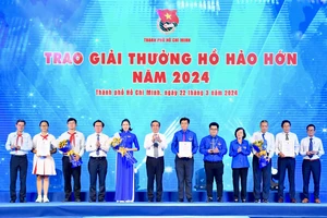 Phó Bí thư Thành ủy TPHCM Nguyễn Phước Lộc chúc mừng các tập thể đạt Giải thưởng Hồ Hảo Hớn năm 2024. Ảnh: VIỆT DŨNG
