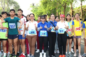 Các vận động viên phấn khởi trước vạch xuất phát “Ngày chạy Olympic vì sức khỏe toàn dân” do UBND quận Phú Nhuận phát động 